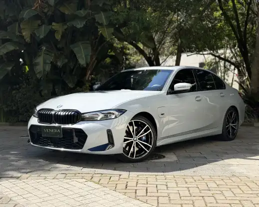 BMW-330e-2022