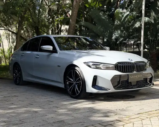 BMW-330e-2022