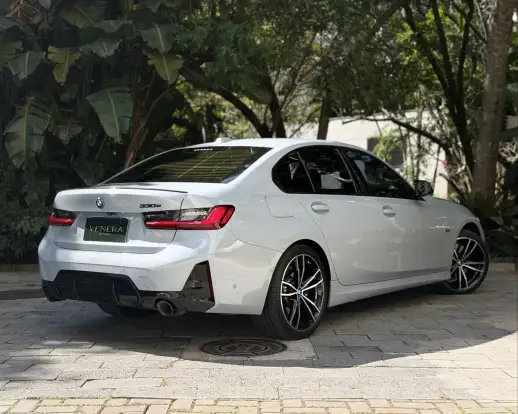 BMW-330e-2022