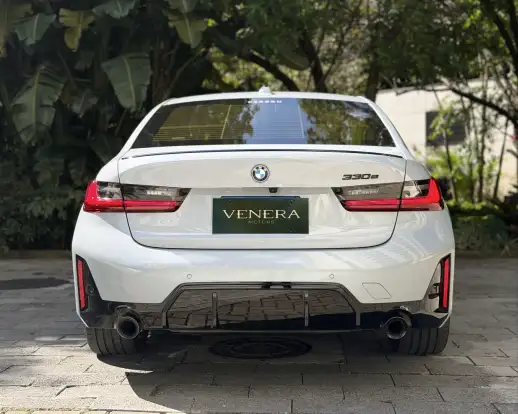 BMW-330e-2022