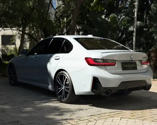 BMW-330e-2022