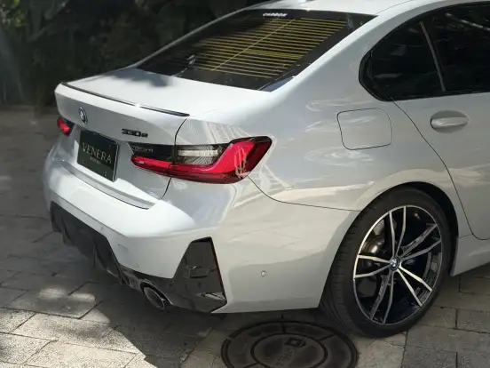 BMW-330e-2022