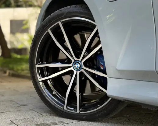 BMW-330e-2022