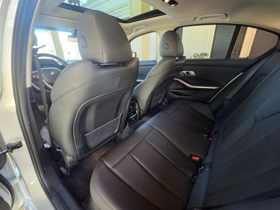 BMW-320i-2021