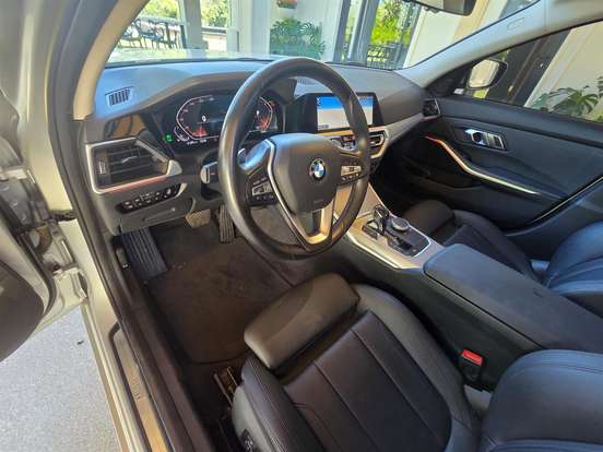 BMW-320i-2021