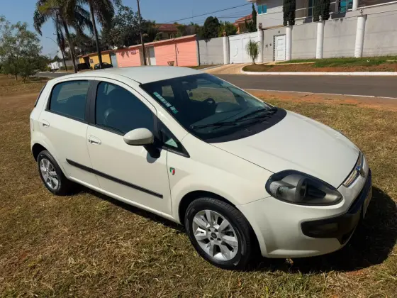 FIAT PUNTO 1.4 ATTRACTIVE ITALIA 8V FLEX 4P MANUAL FIAT PUNTO 1.4 ATTRACTIVE ITALIA 8V FLEX 4P MANUAL