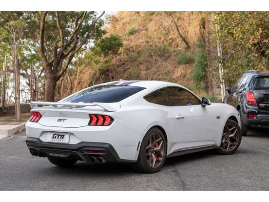 FORD-MUSTANG-2024