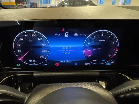 MERCEDES-BENZ-GLA 200-2024