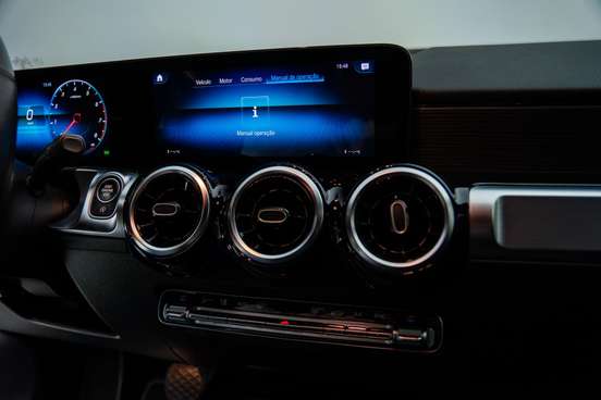 MERCEDES-BENZ-GLB 200-2021