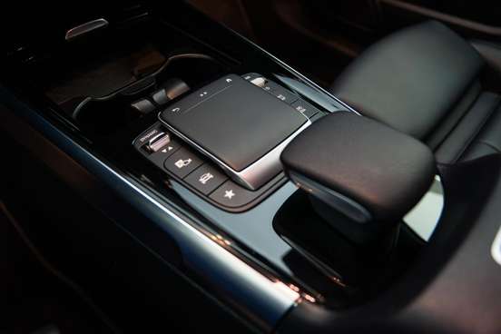 MERCEDES-BENZ-GLB 200-2021
