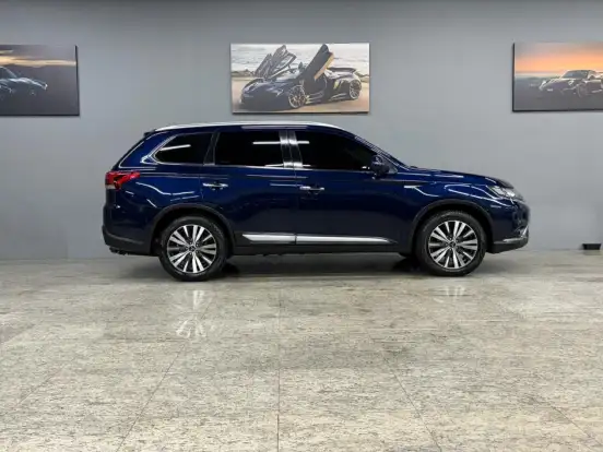 MITSUBISHI-OUTLANDER-2020