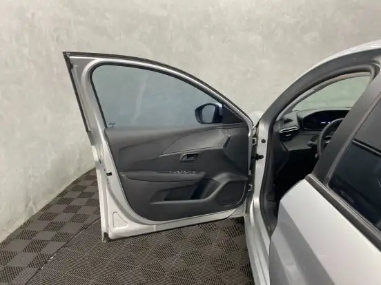 PEUGEOT-208-2021