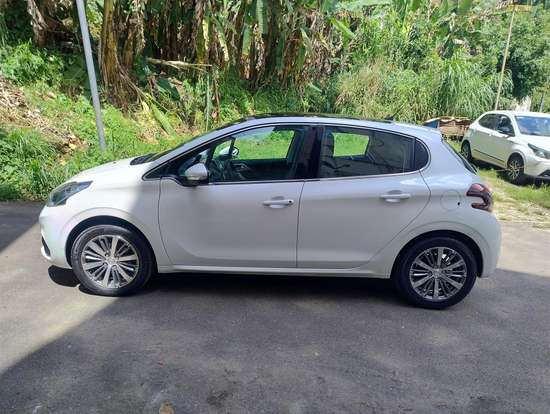 PEUGEOT-208-2016