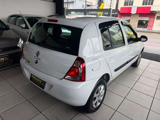 RENAULT-CLIO-2015