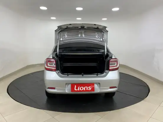 RENAULT-LOGAN-2017