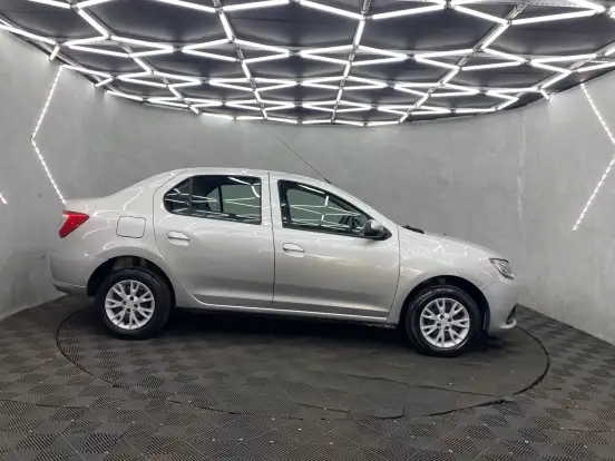 RENAULT-LOGAN-2020