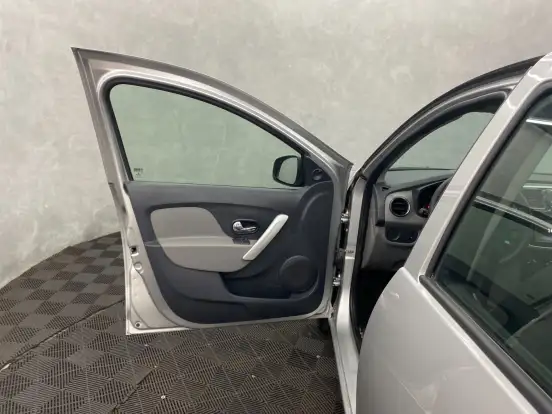RENAULT-LOGAN-2020