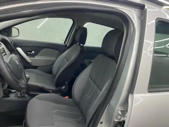 RENAULT-LOGAN-2020