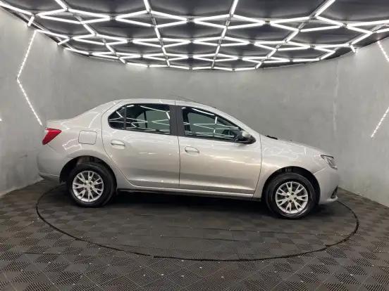 RENAULT-LOGAN-2019