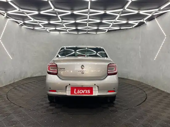 RENAULT-LOGAN-2019