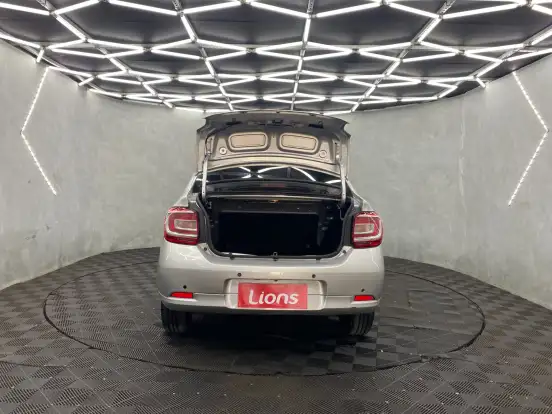 RENAULT-LOGAN-2018
