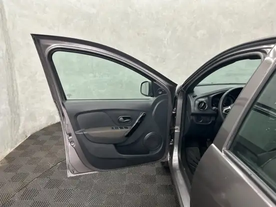 RENAULT-LOGAN-2024