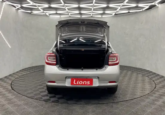 RENAULT-LOGAN-2019