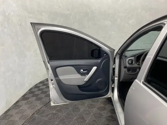 RENAULT-LOGAN-2019