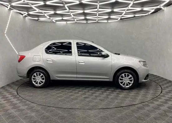 RENAULT-LOGAN-2019