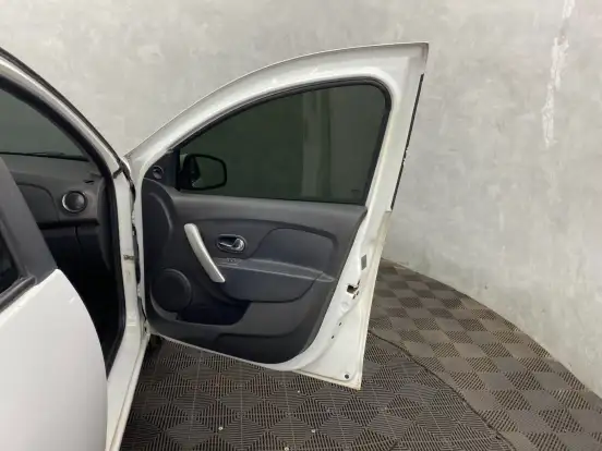 RENAULT-SANDERO-2018
