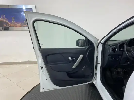 RENAULT-SANDERO-2017