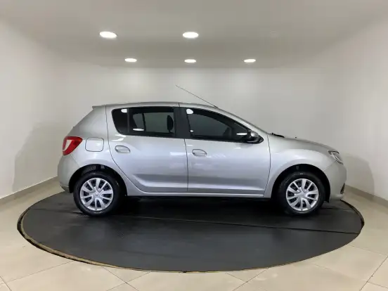 RENAULT-SANDERO-2015
