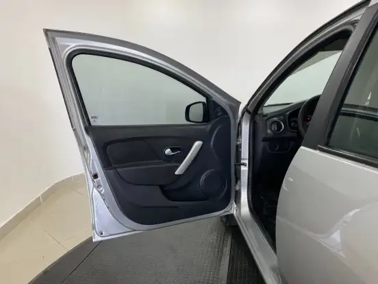 RENAULT-SANDERO-2015