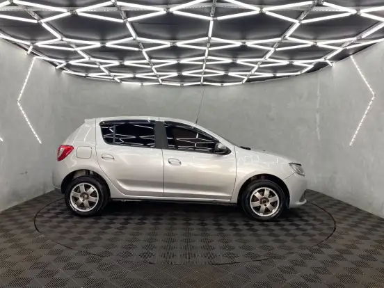 RENAULT-SANDERO-2017