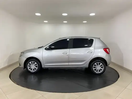 RENAULT-SANDERO-2015