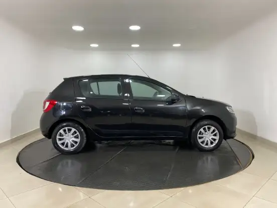 RENAULT-SANDERO-2014