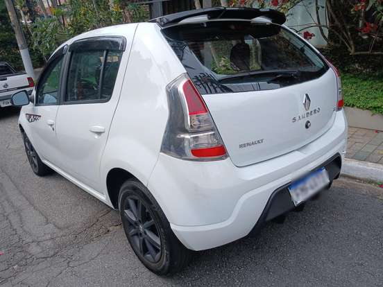 RENAULT-SANDERO-2013