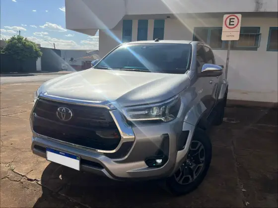 TOYOTA HILUX 2.8 D-4D TURBO DIESEL CD SRX PLUS 4X4 AUTOMÁTICO