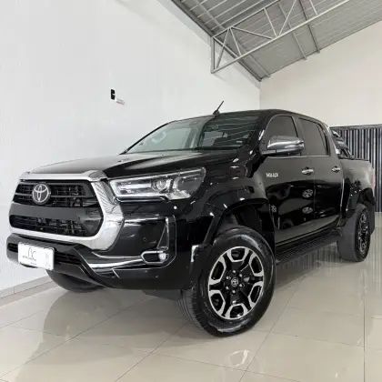 TOYOTA HILUX 2.8 D-4D TURBO DIESEL CD SRX PLUS 4X4 AUTOMÁTICO