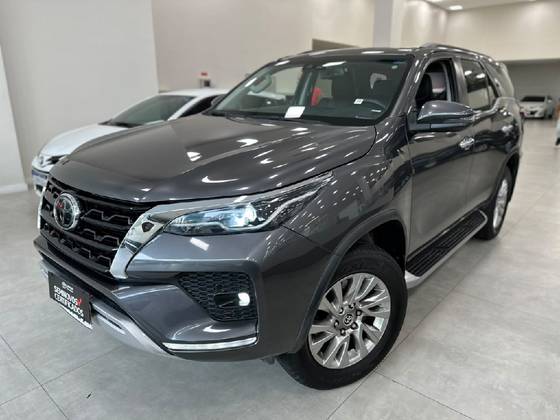TOYOTA HILUX 2.8 D-4D TURBO DIESEL CD SRX 4X4 AUTOMÁTICO