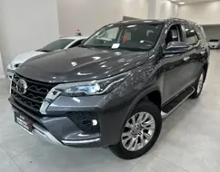 TOYOTA HILUX 2.8 D-4D TURBO DIESEL CD SRX 4X4 AUTOMÁTICO TOYOTA HILUX 2.8 D-4D TURBO DIESEL CD SRX 4X4 AUTOMÁTICO