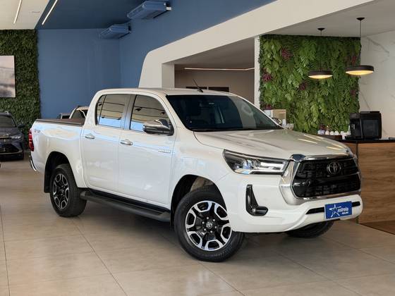 TOYOTA HILUX 2.8 D-4D TURBO DIESEL CD SRX 4X4 AUTOMÁTICO