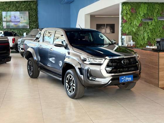 TOYOTA HILUX 2.8 D-4D TURBO DIESEL CD SRX 4X4 AUTOMÁTICO