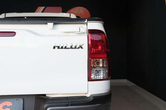 TOYOTA-HILUX-2023
