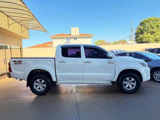 TOYOTA-HILUX-2012