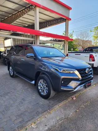 TOYOTA HILUX SW4 2.8 D-4D TURBO DIESEL SRX 7L 4X4 AUTOMÁTICO