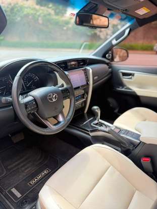 TOYOTA-HILUX SW4-2022