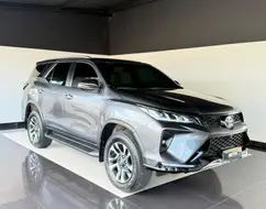 TOYOTA HILUX SW4 2.8 D-4D TURBO DIESEL DIAMOND 7L 4X4 AUTOMÁTICO TOYOTA HILUX SW4 2.8 D-4D TURBO DIESEL DIAMOND 7L 4X4 AUTOMÁTICO