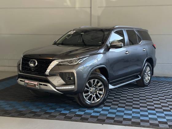 TOYOTA HILUX SW4 2.8 D-4D TURBO DIESEL SRX 4X4 AUTOMÁTICO
