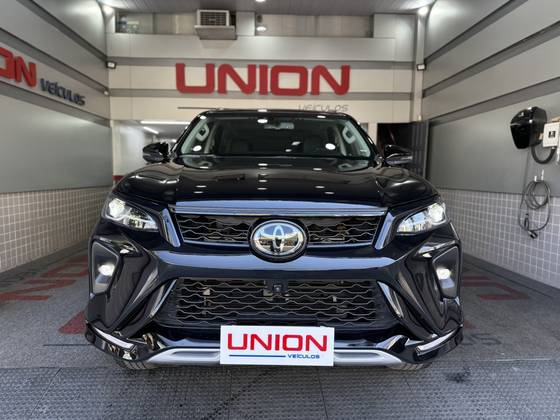 TOYOTA HILUX SW4 2.8 D-4D TURBO DIESEL SRX PLATINUM 7L 4X4 AUTOMÁTICO